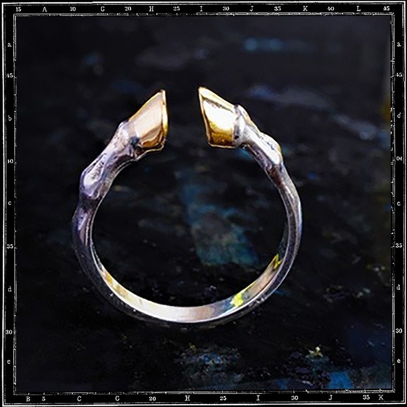 ELEGANT HOOVES RING