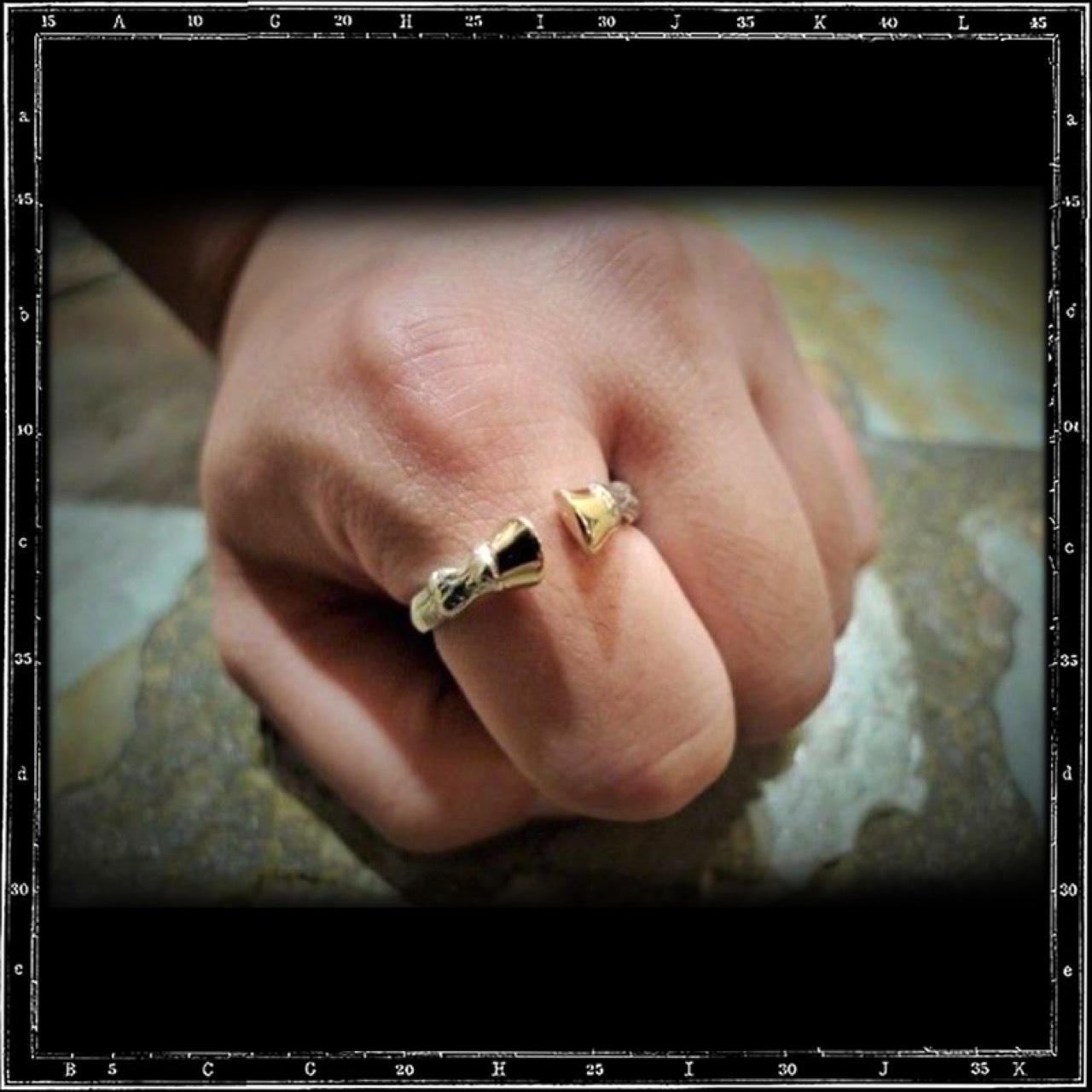 ELEGANT HOOVES RING