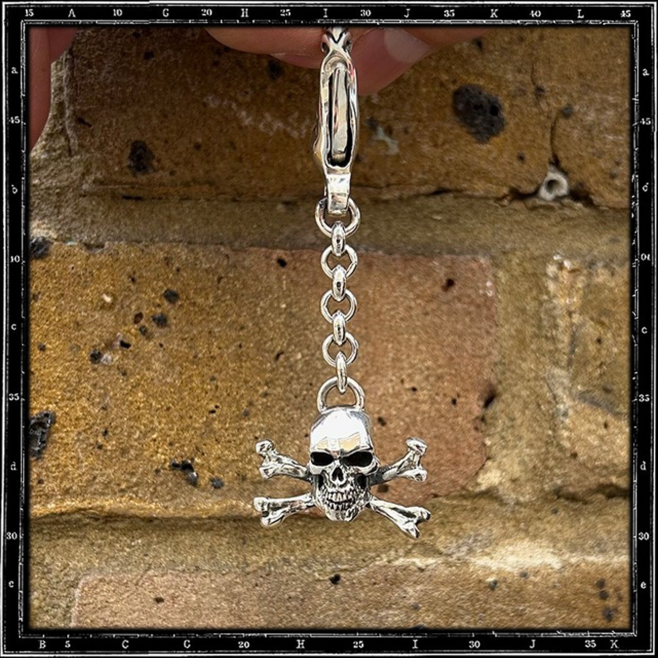 SKULL & CROSSBONES KEYRING
