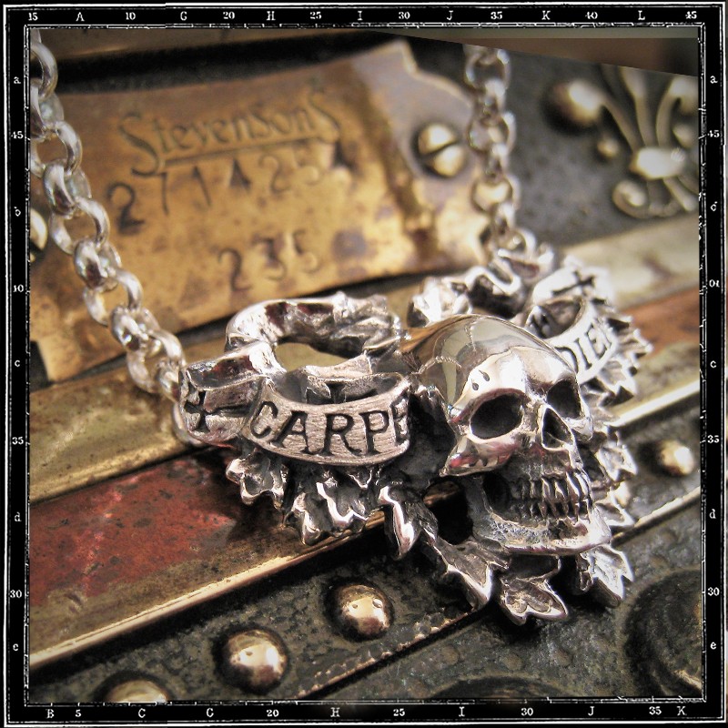 CARPE DIEM SKULL NECKLACE