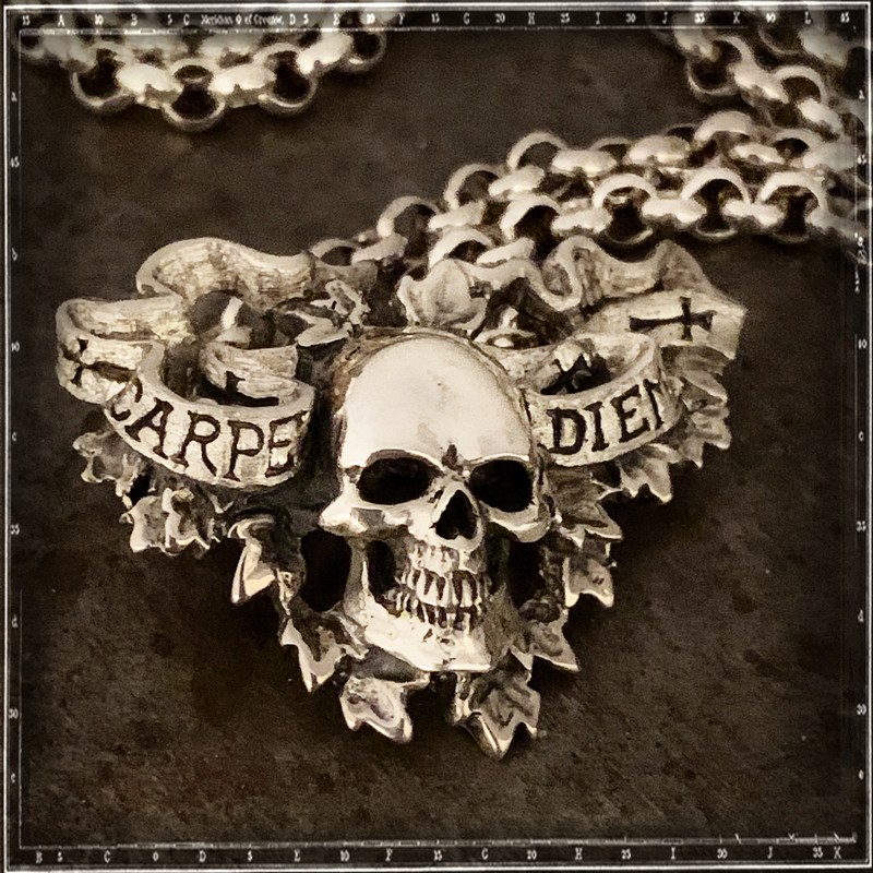 CARPE DIEM SKULL NECKLACE