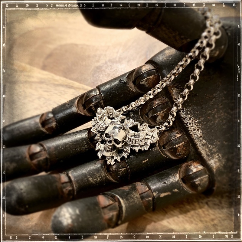 CARPE DIEM SKULL NECKLACE