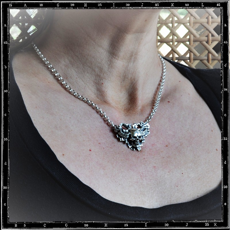CARPE DIEM SKULL NECKLACE