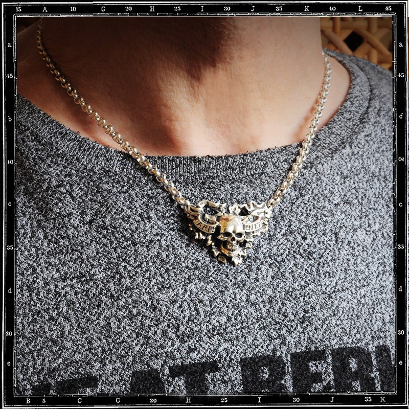 CARPE DIEM SKULL NECKLACE