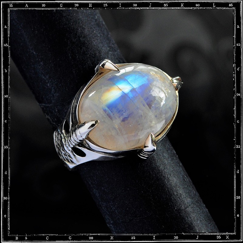 FOUR CLAWS STONE RING