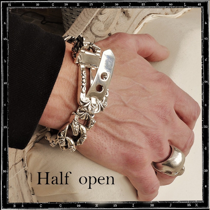 BUCKLE CHAIN BRACELET