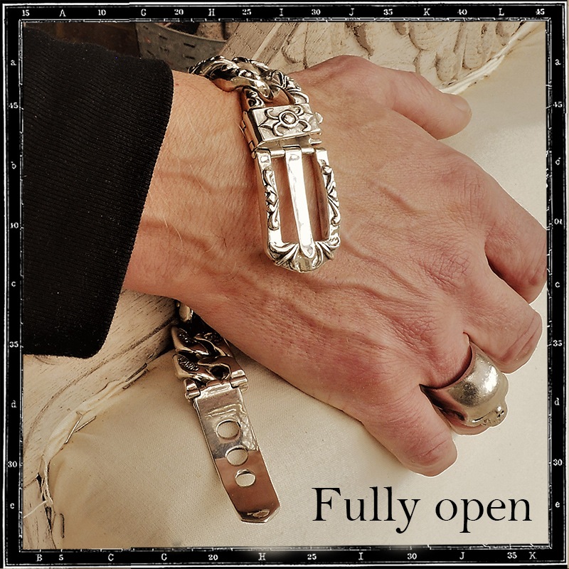 BUCKLE CHAIN BRACELET