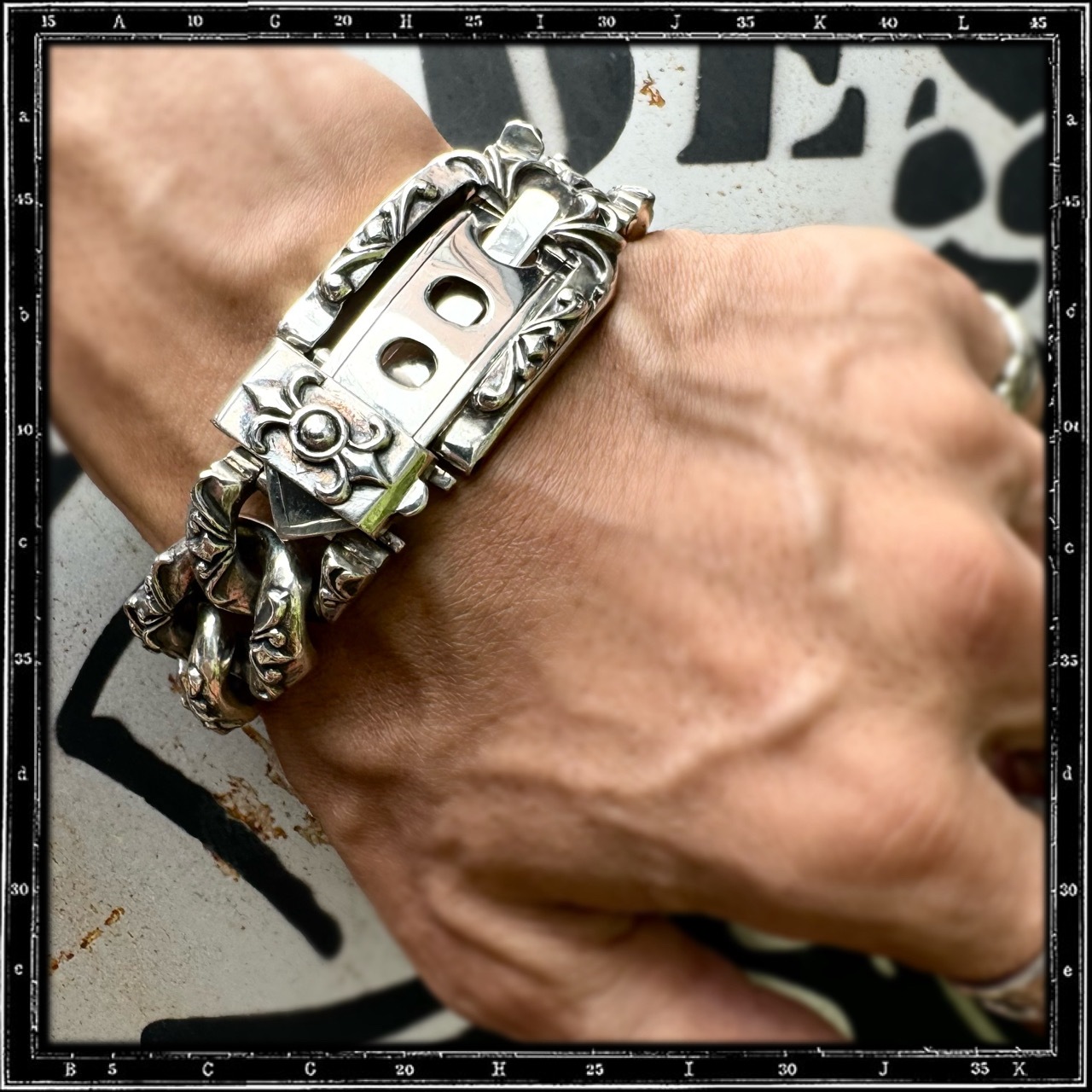 BUCKLE CHAIN BRACELET