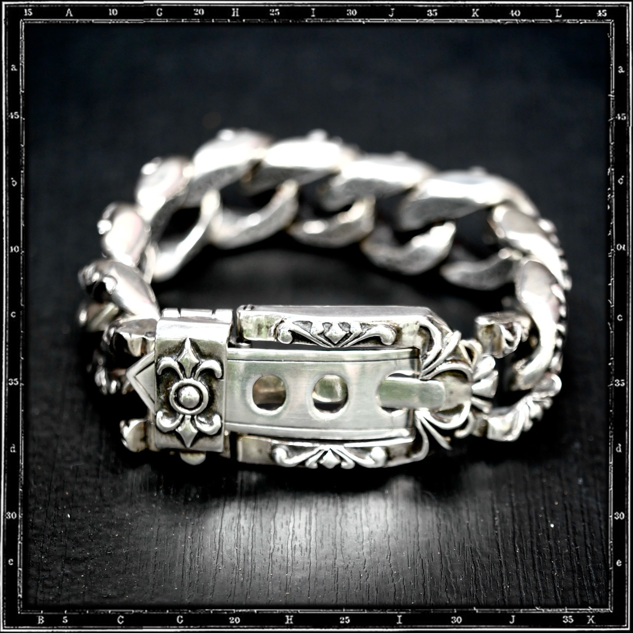 BUCKLE CHAIN BRACELET