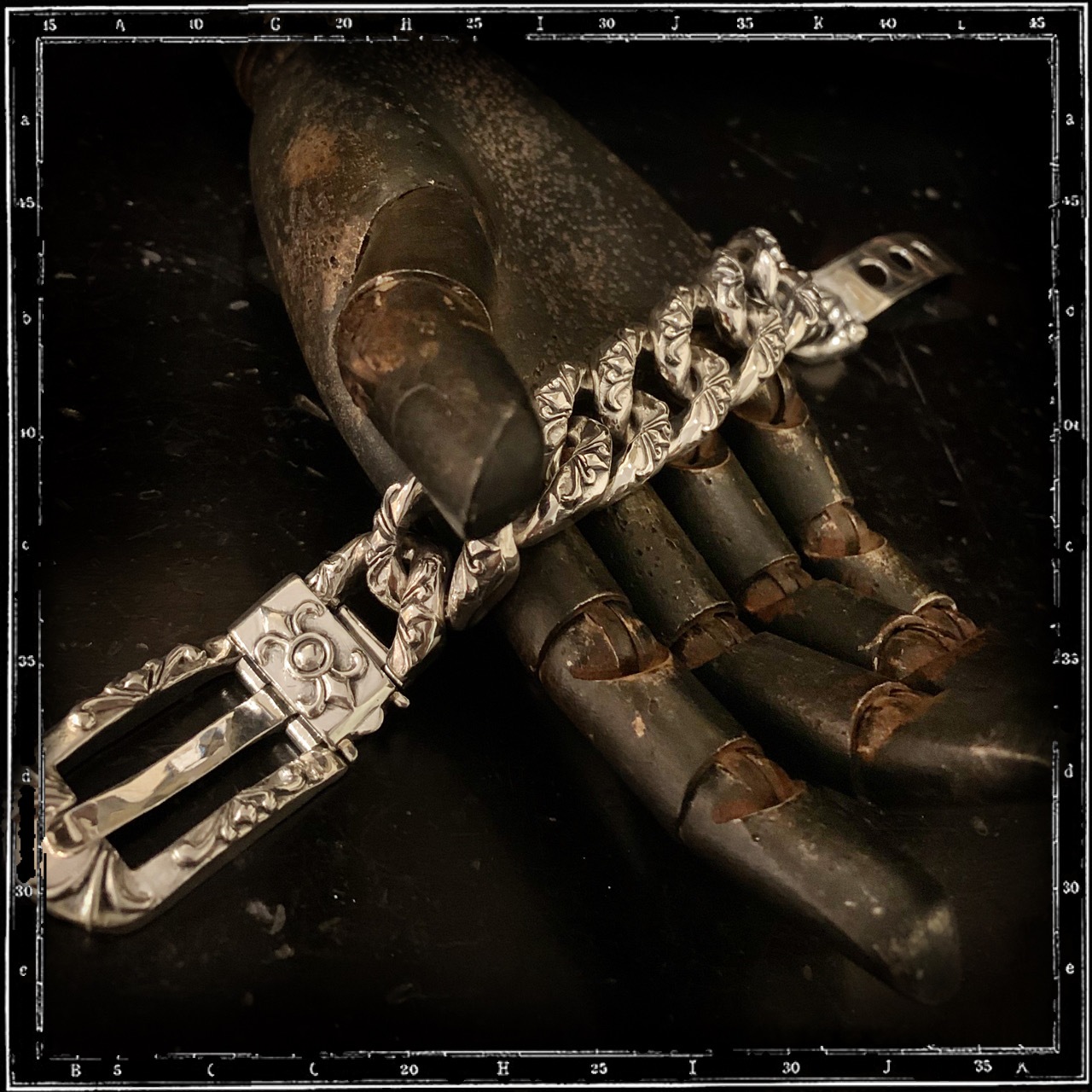 BUCKLE CHAIN BRACELET