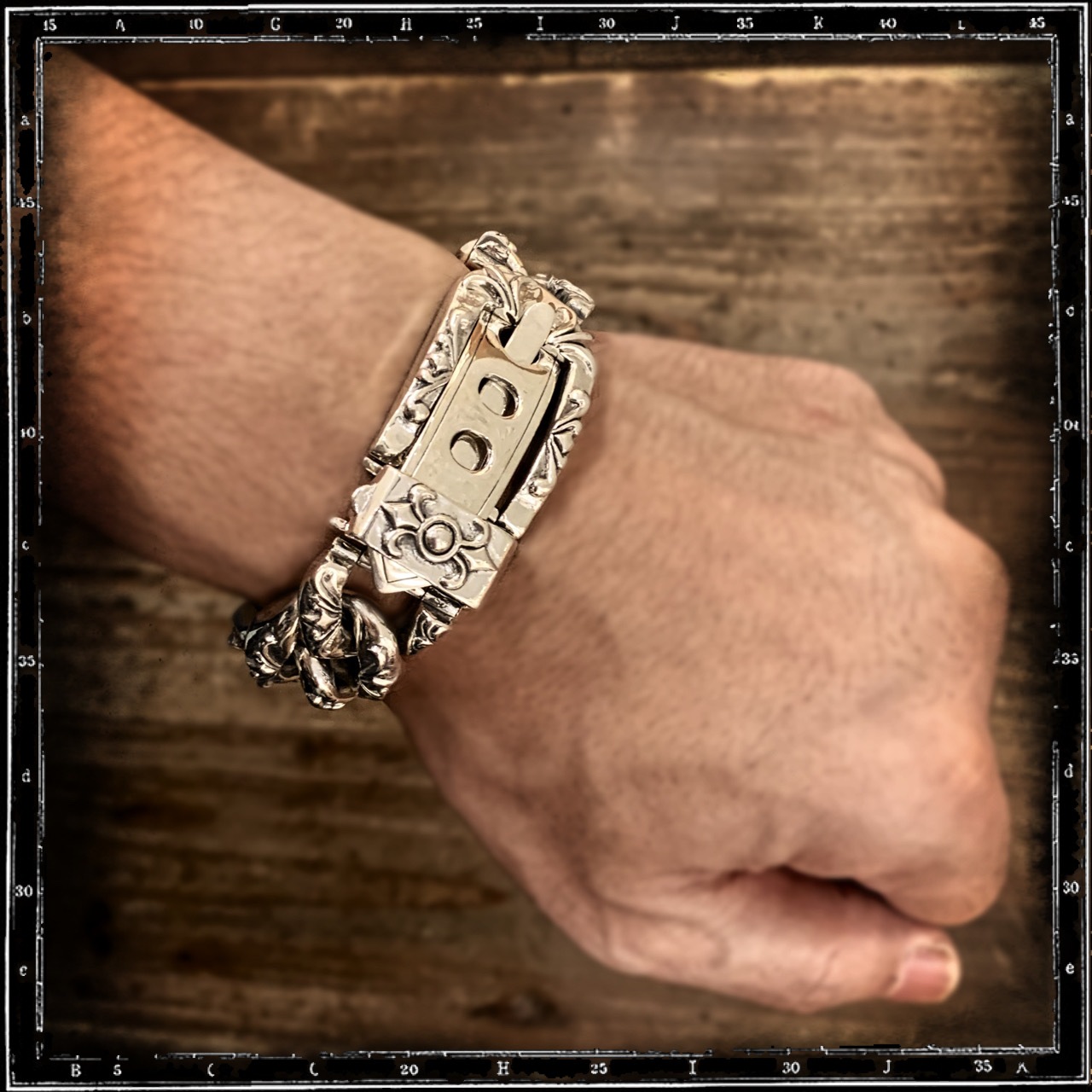 BUCKLE CHAIN BRACELET