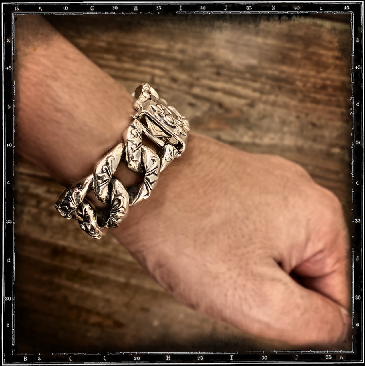 BUCKLE CHAIN BRACELET