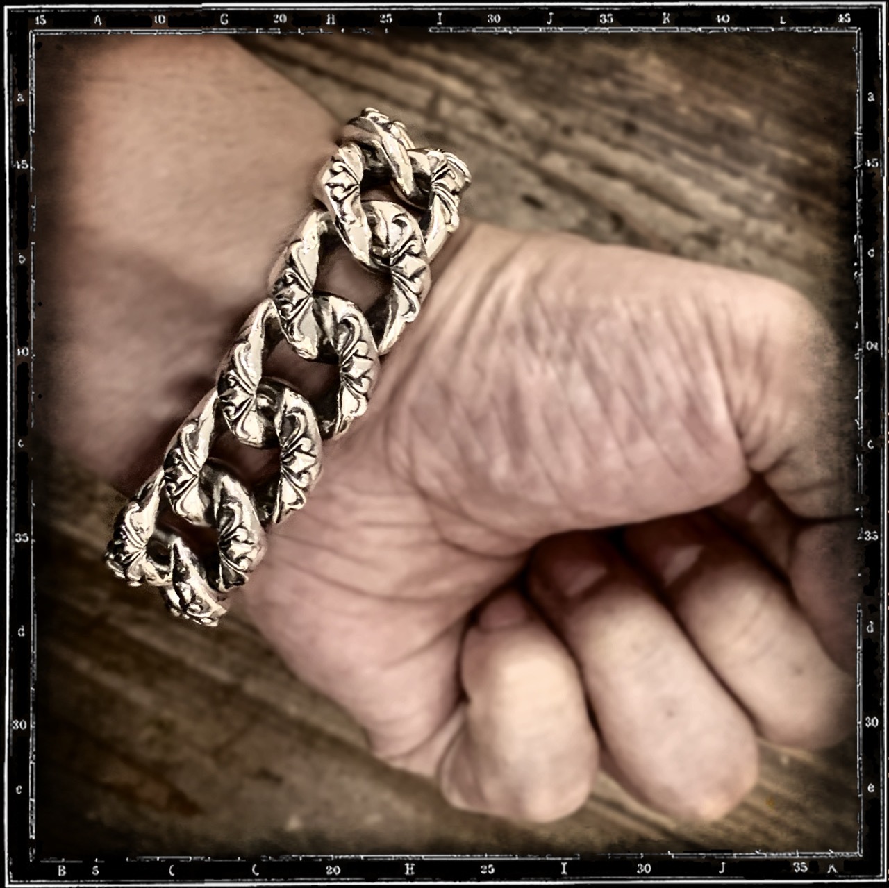 BUCKLE CHAIN BRACELET