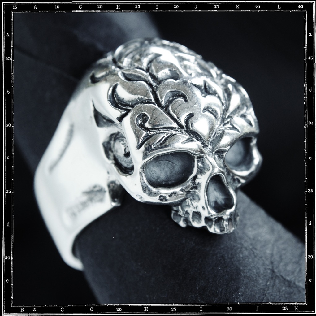 SCROLL SKULL RING