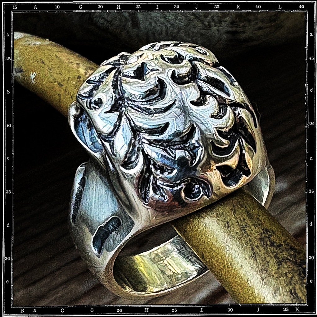 SCROLL SKULL RING