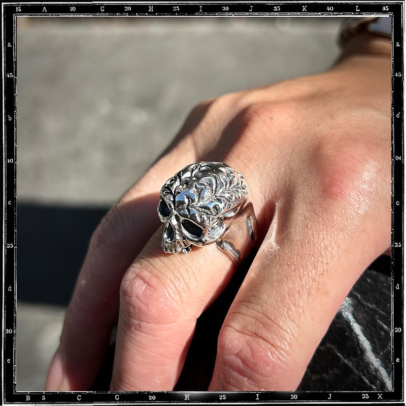 SCROLL SKULL RING
