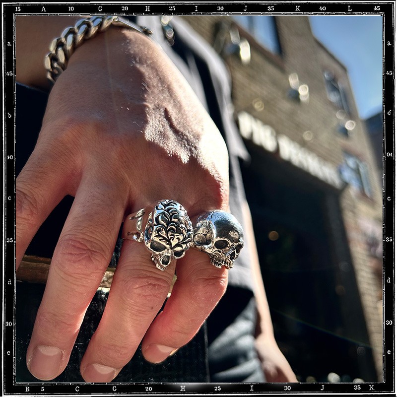 SCROLL SKULL RING