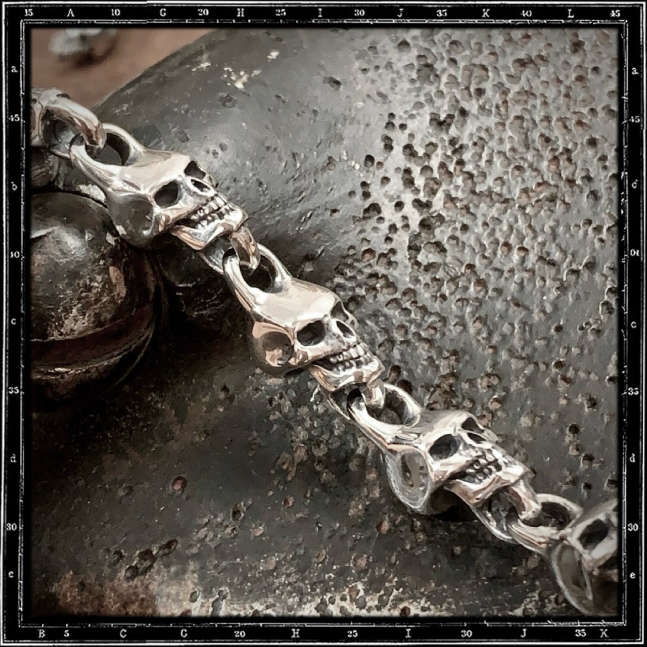 MEDIUM SKULL LINK NECKLACE WITH SKULLS T-BAR