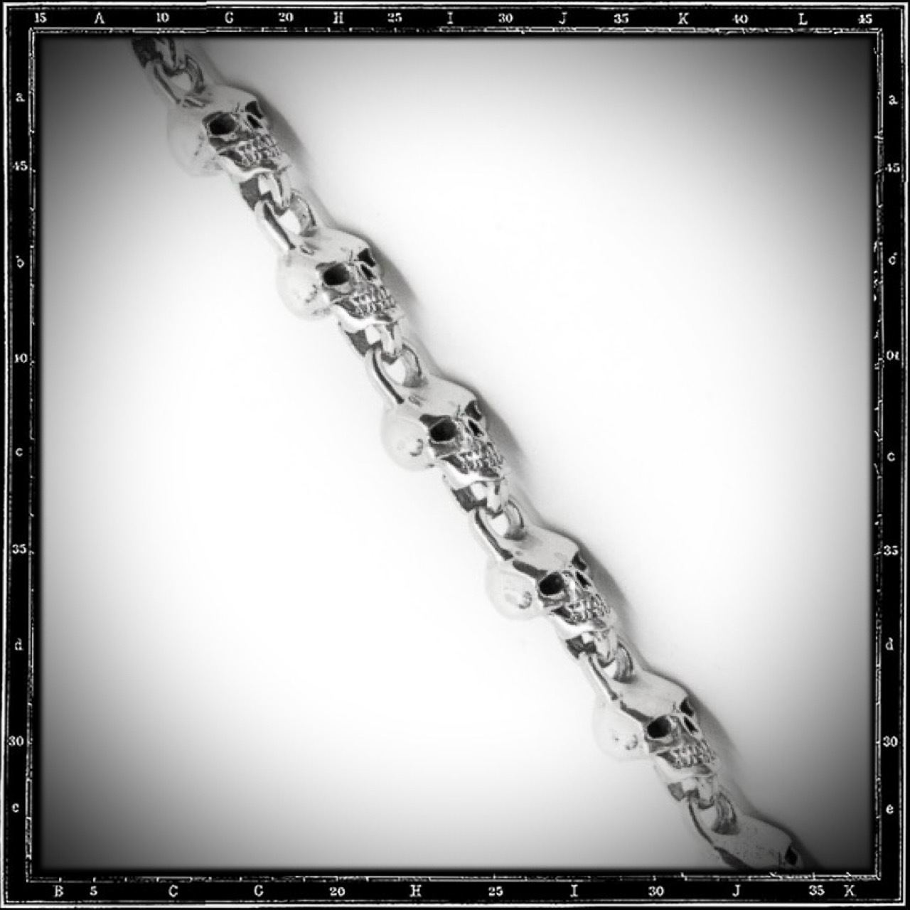 MEDIUM SKULL LINK NECKLACE WITH SKULLS T-BAR