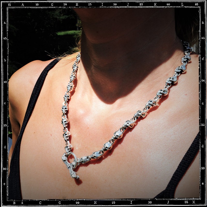 MEDIUM SKULL LINK NECKLACE WITH SKULLS T-BAR