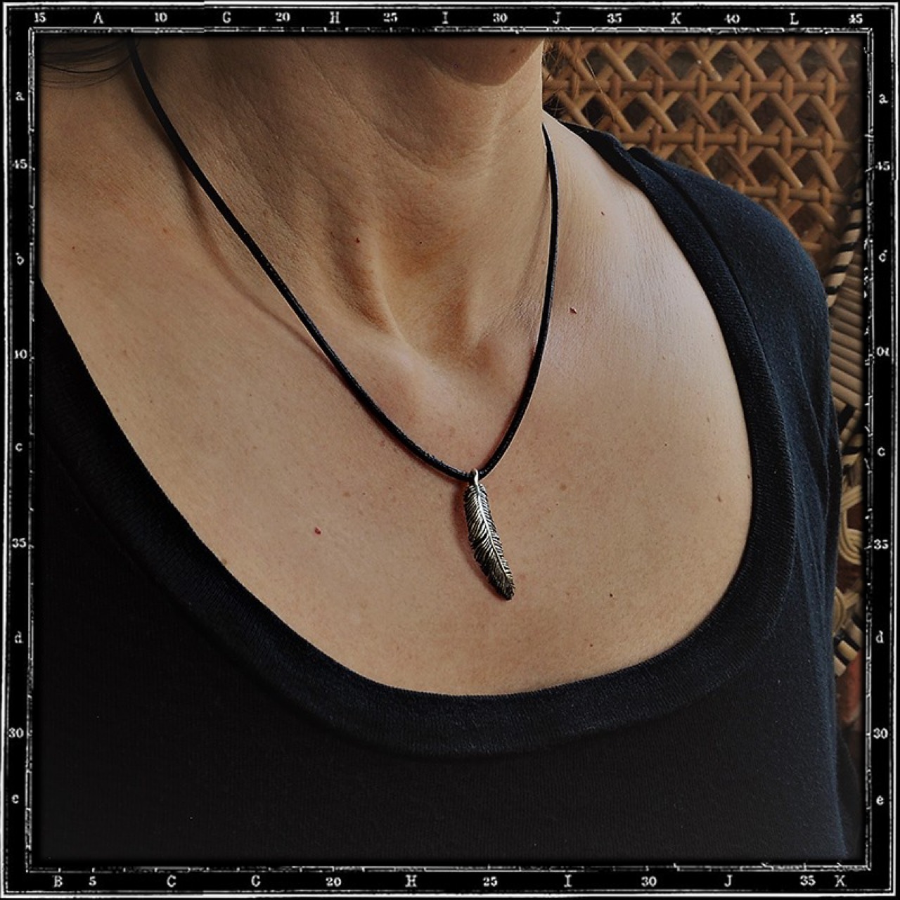 LOUVRES FEATHER PENDANT - SMALL