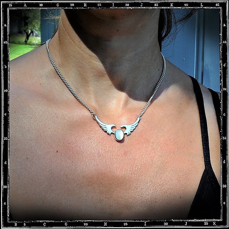 WINGS & STONE PENDANT WITH CHAIN