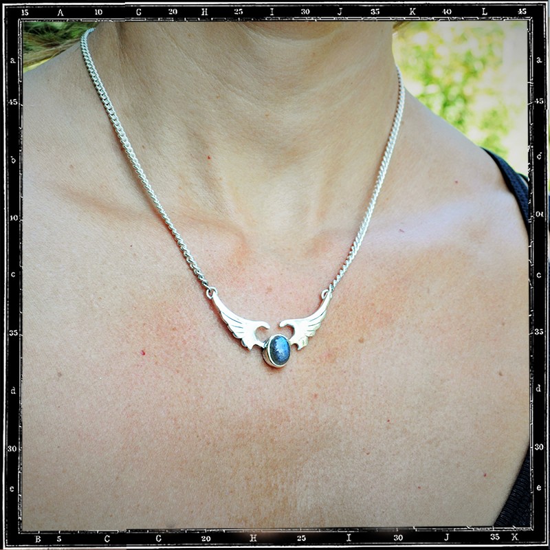 WINGS & STONE PENDANT WITH CHAIN