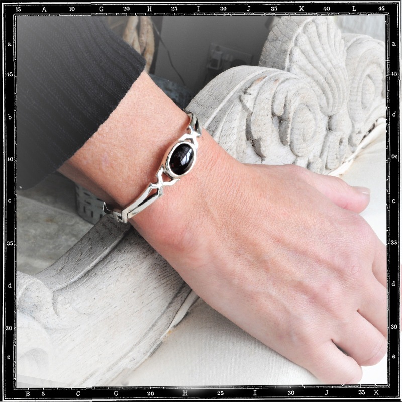 CUTAWAY STONE BRACELET
