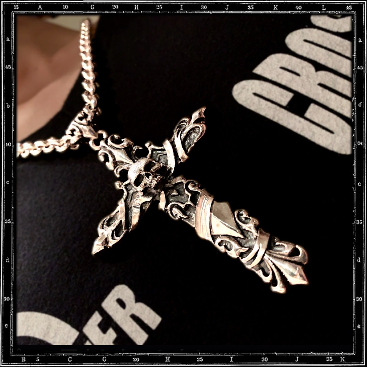 VERSAILLES CROSS PENDANT