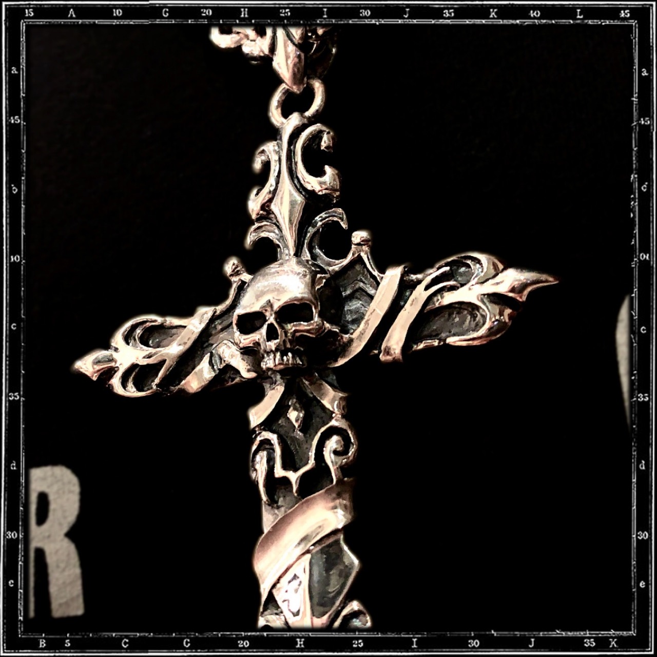 VERSAILLES CROSS PENDANT