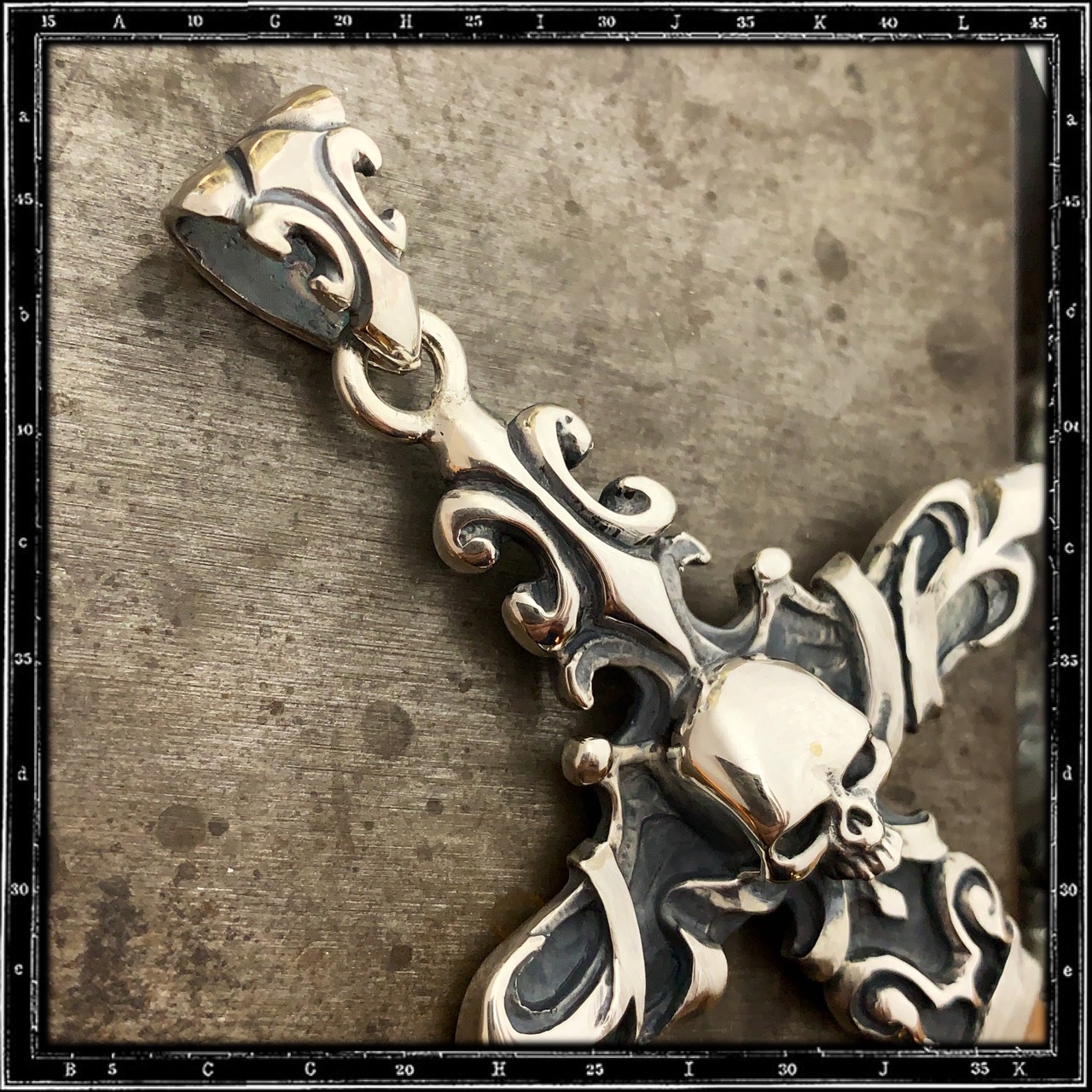 VERSAILLES CROSS PENDANT