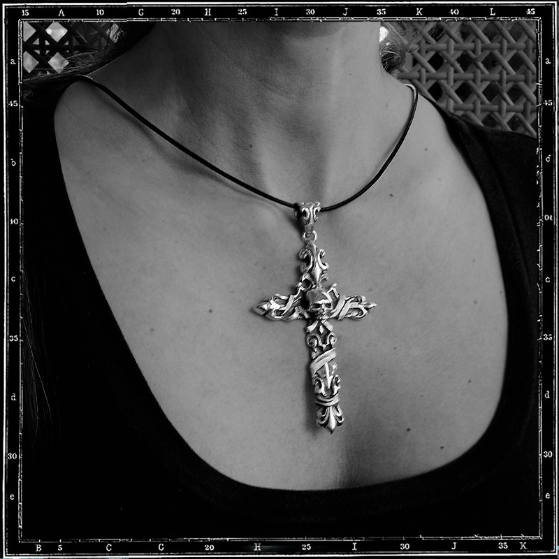 VERSAILLES CROSS PENDANT