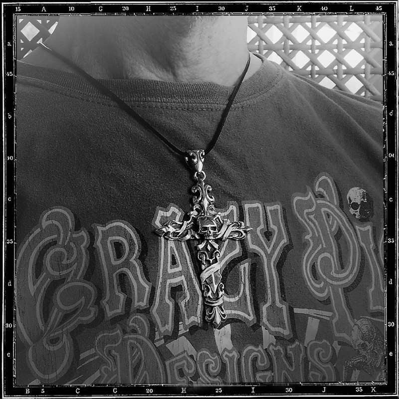 VERSAILLES CROSS PENDANT