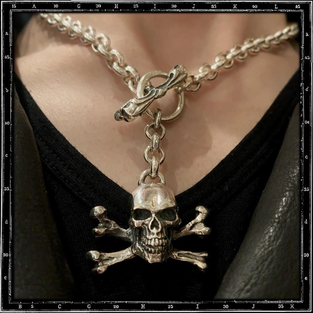 SKULL & CROSSBONES NECKLACE - T-BAR