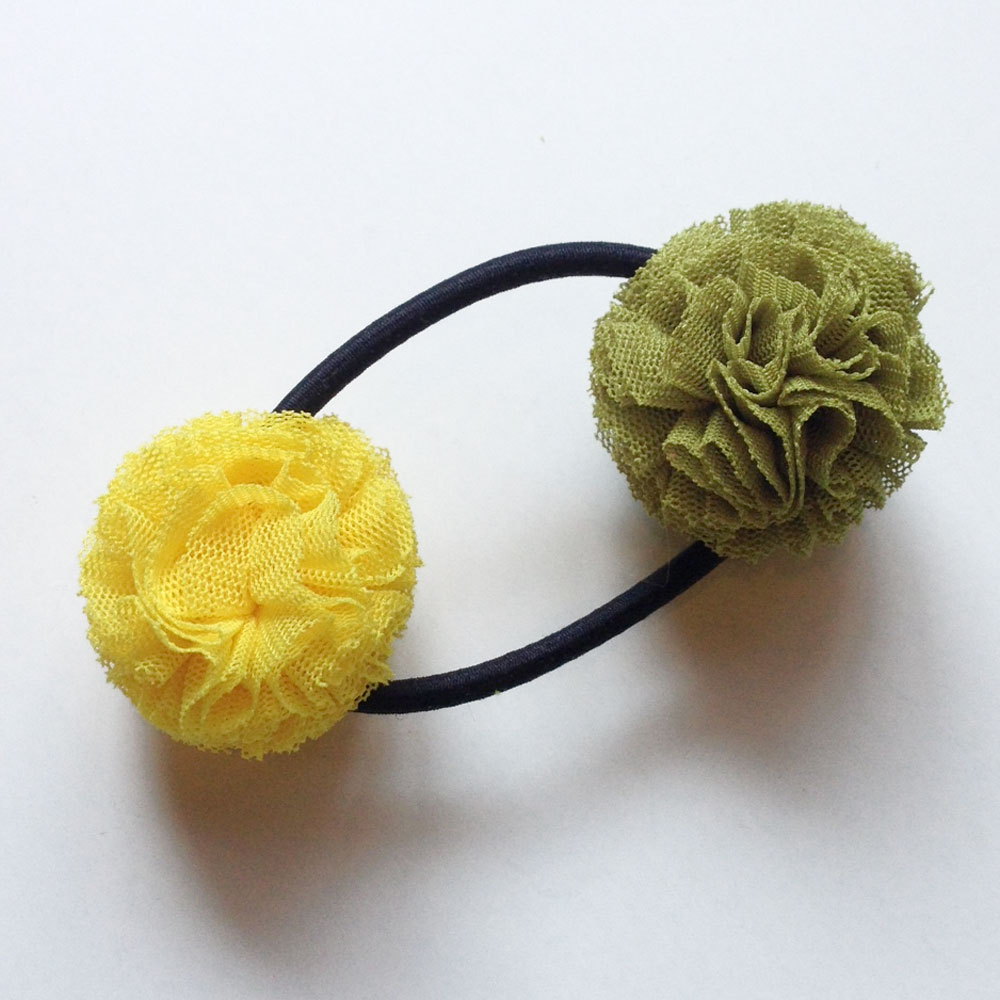 CHATOY チュールポンポンヘアゴム イエロー × オリーブ