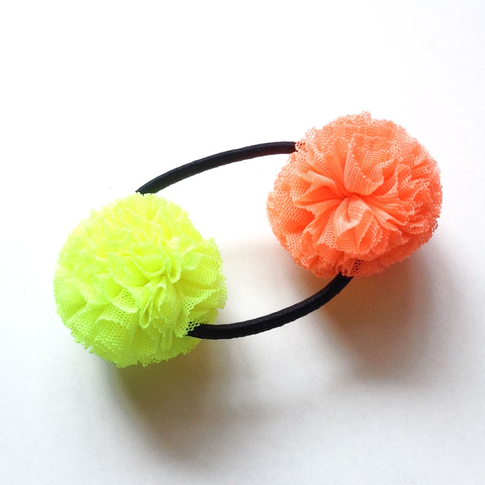 CHATOY チュールポンポンヘアゴム 蛍光オレンジ × 蛍光イエロー