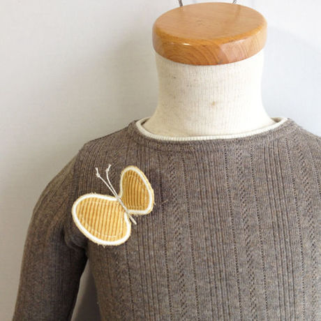 kubomi ちょうちょのブローチ イエロー／ピンク