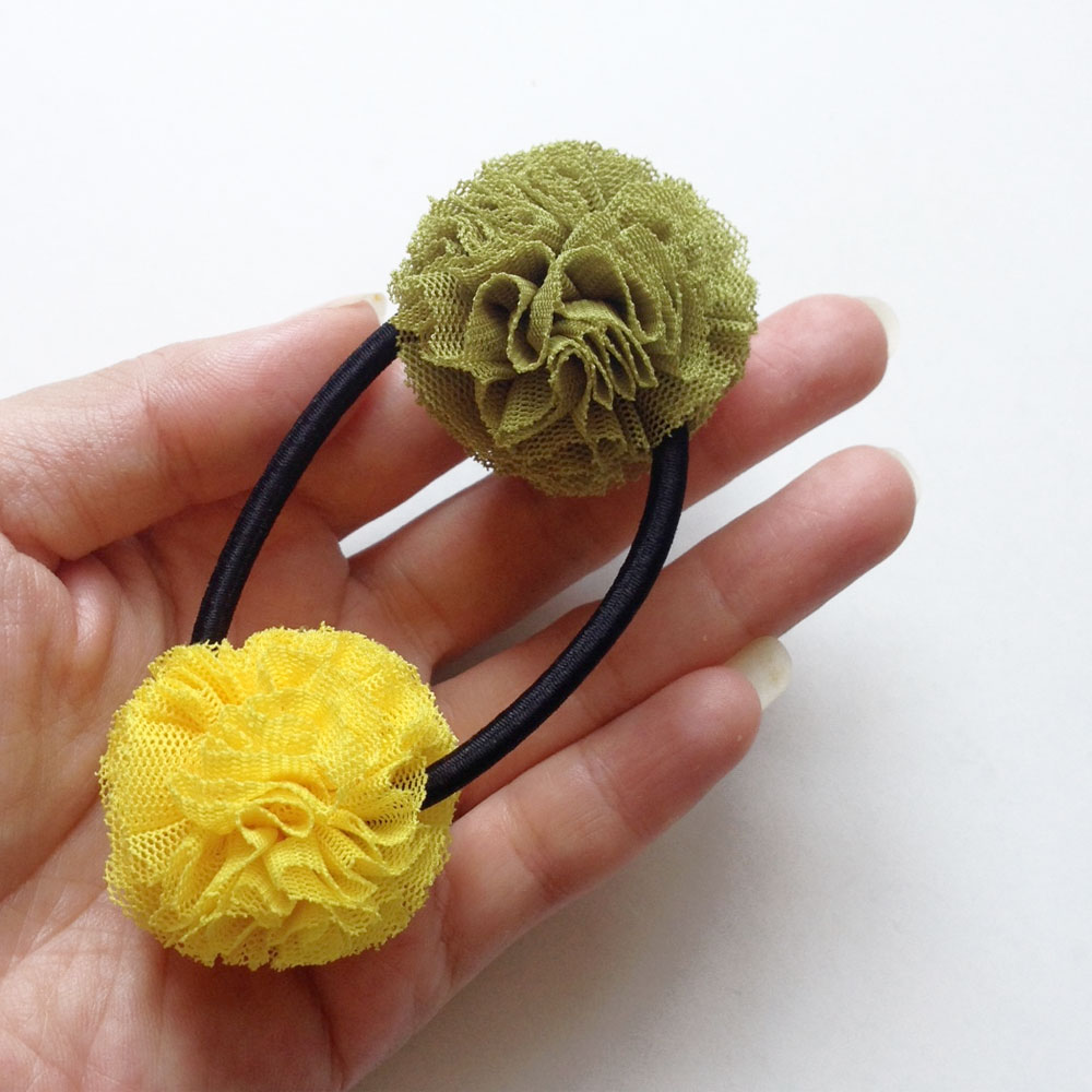 CHATOY チュールポンポンヘアゴム イエロー × オリーブ