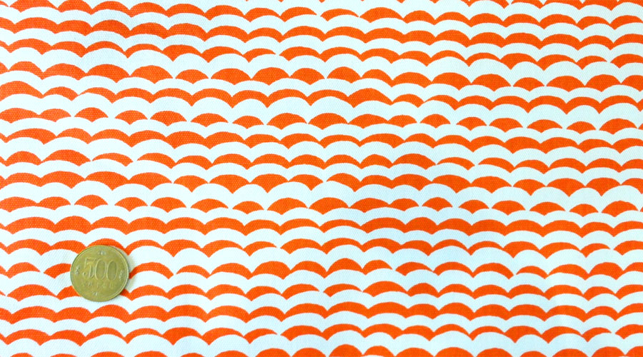 　[※1 クリックポスト可]　BRITA SWEDEN ブリタスウェーデン BALTIC OVERSEAS 波柄 カラーORANGE ハーフハーフカット 生地幅約75×50cm 北欧スウェーデンデザインファブリック