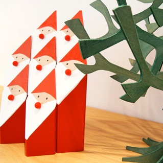 スウェーデンから　Larssons Tra ラッセントレー　木のサンタ 角 M　高さ18cm