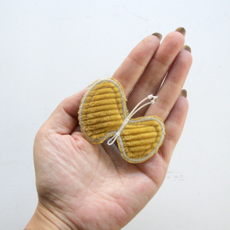 kubomi ちょうちょのブローチ イエロー／ピンク