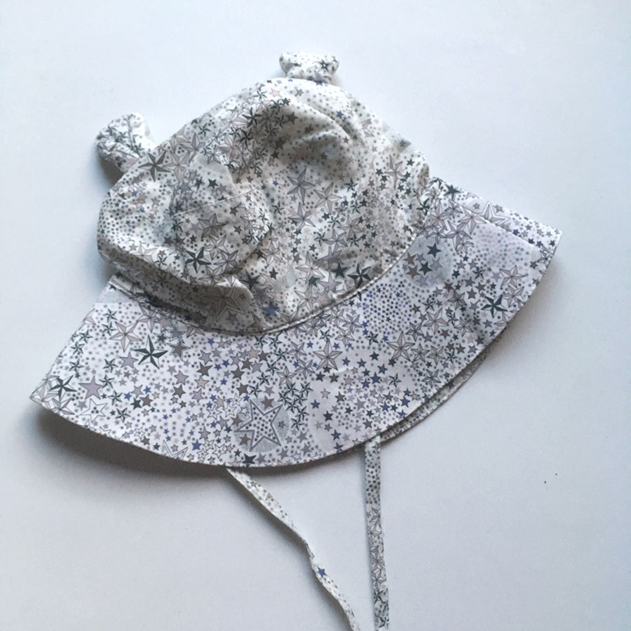 [50%off] ロンドンから OLIVIER KITTY リ リバティ猫耳つきハット 42-46（新生児-6ヶ月）/48（6ヶ月-1歳）  Adelajda Grey Stars