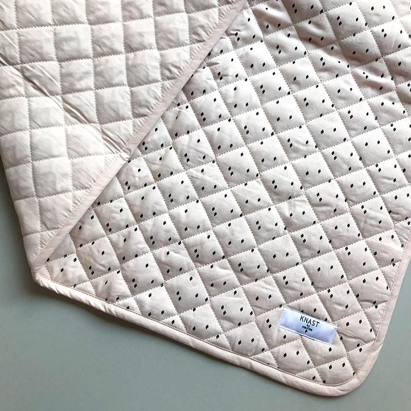 From Knast Baby Blanket Harlequin 90x115cm rose 中綿キルティングブランケット