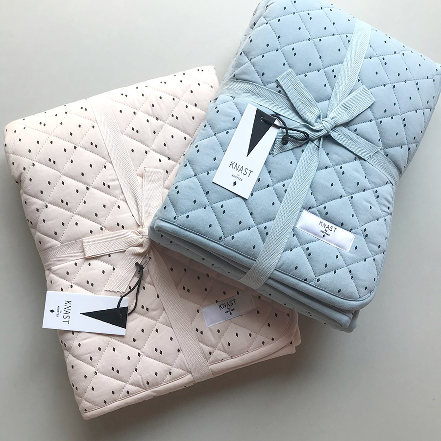 From Knast Baby Blanket Harlequin 90x115cm rose 中綿キルティングブランケット