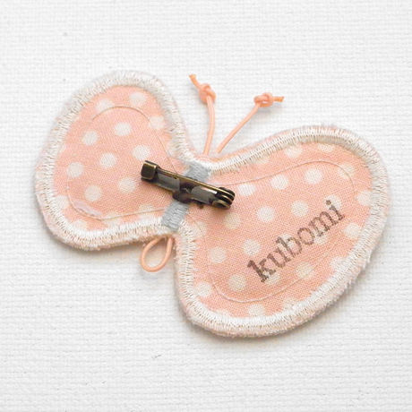 kubomi ちょうちょのブローチ イエロー／ピンク