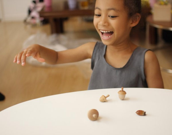 kiko+ キコ dongri どんぐり キュートな木製コマ3個セットカラーA