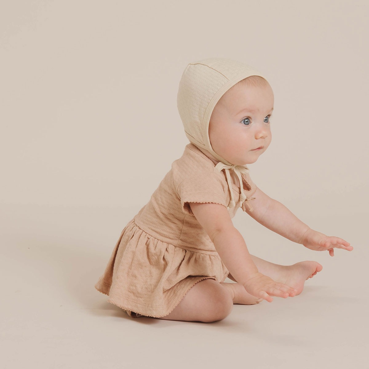 [30%off] Quincy Mae オーガニックコットン POINTELLE BABY BONNET [ネコポス対応可] GOLD 6ヶ月 / 1歳