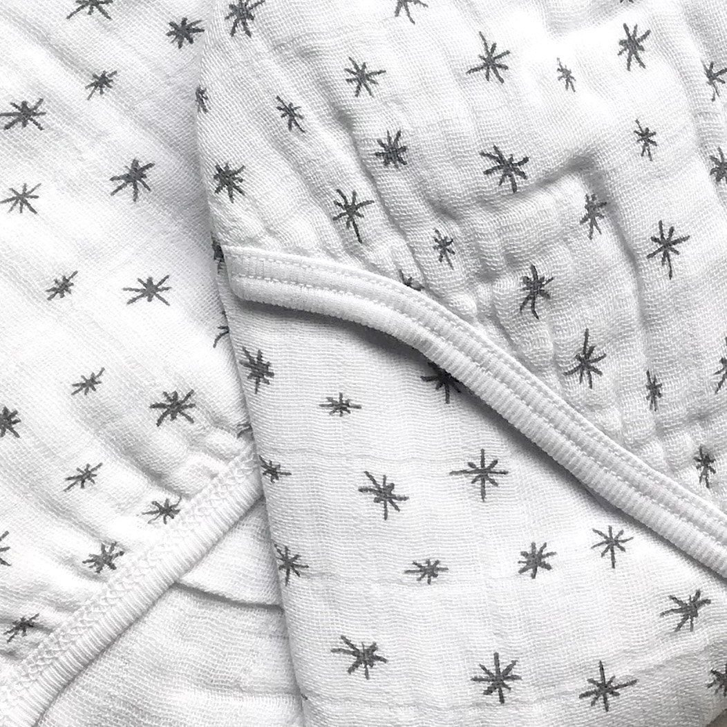 moumout' paris 　おくるみ　モスリンタオル SYBEL BEE la cape de bain enfant / baby hooded towel SCINTILLE