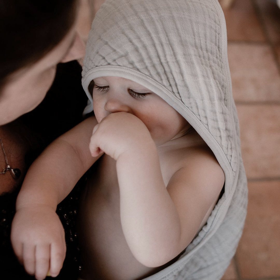 moumout' paris 　おくるみ　モスリンタオル SYBEL BEE la cape de bain enfant / baby hooded towel cloud