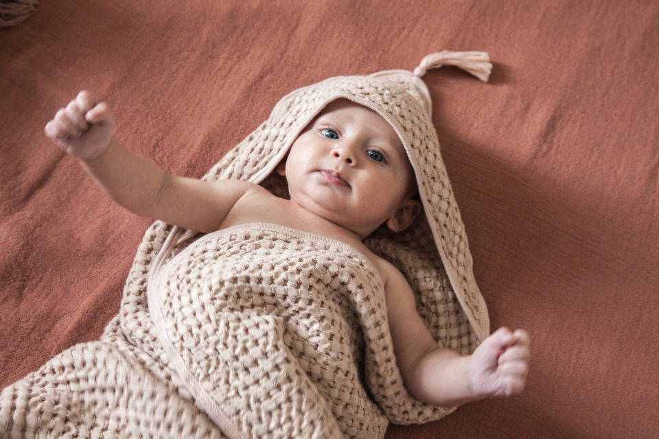 moumout' paris おくるみ　 SYBEL BEE Honeycomb cotton hooded towel with pompon Almond